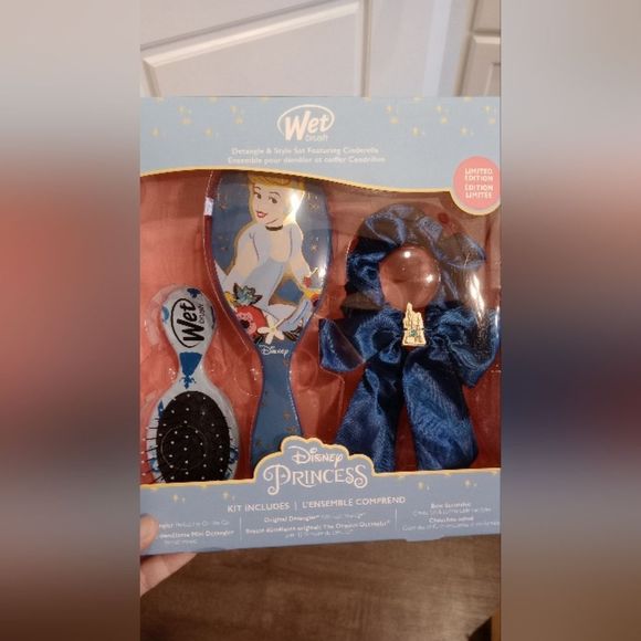 NIB Disney Wetbrush Cinderella Detangling Accessory Bundle - Picture 5 of 9
